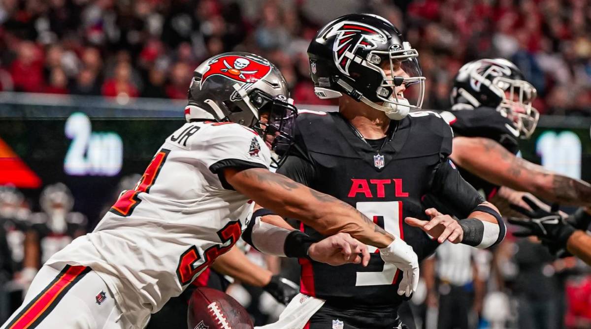 Tampa Bay Buccaneers safety Antoine Winfield Jr. knocks the ball out of the hand of Atlanta Falcons quarterback Desmond Ridder.